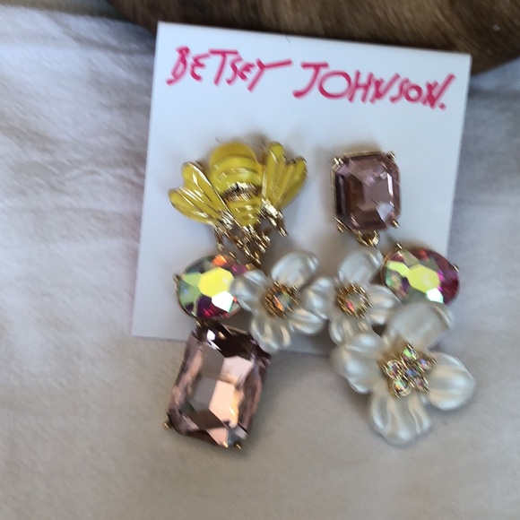 Betsey Johnson Gold Tone Yellow Bee & White Flower Mismatch Drop Earrings NWT - Picture 2 of 11